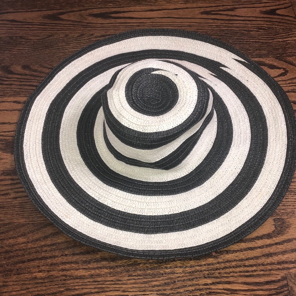 Black and white floppy hat - Picture 1 of 2